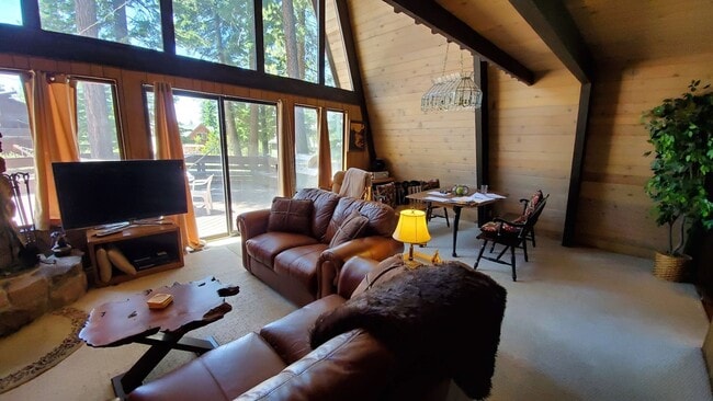 Building Photo - Spacious and Bright Cottage on Quiet Cul-d...