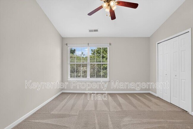 Building Photo - 104 Tannenbaum Cir