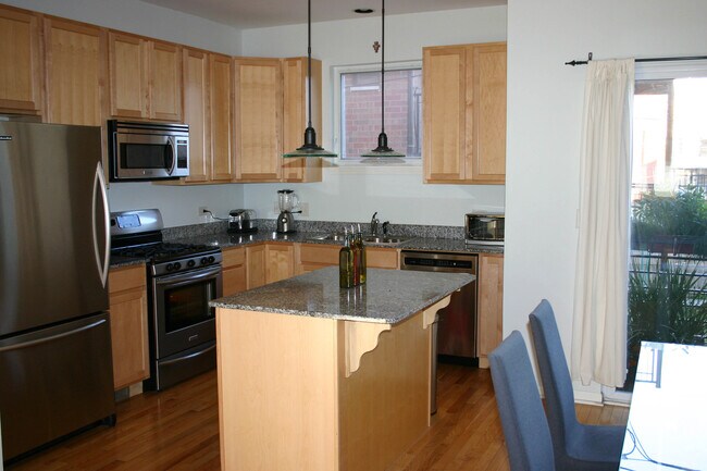 Building Photo - 2555 W Moffat St
