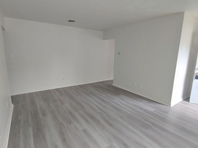 Building Photo - 3 BR 1.5 BA single family house