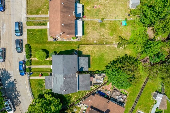 Building Photo - AVAILABLE OCT 1ST! DON'T MISS THIS RENOVAT...