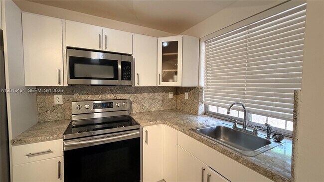 Building Photo - 9155 Fontainebleau Blvd