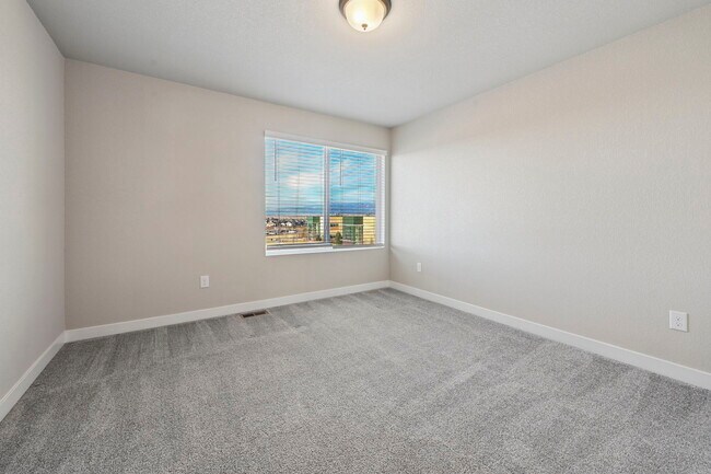 Building Photo - 11197 House Finch Ln