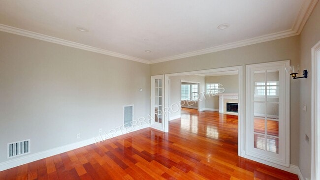 Building Photo - Charming 4-Bedroom Home in Wilshire Park HPOZ – Private Decks, Backyard & Garage!