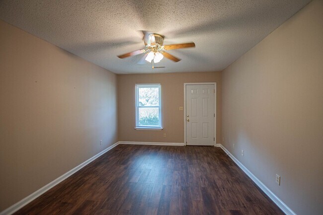 Building Photo - 701 Peachers Dr