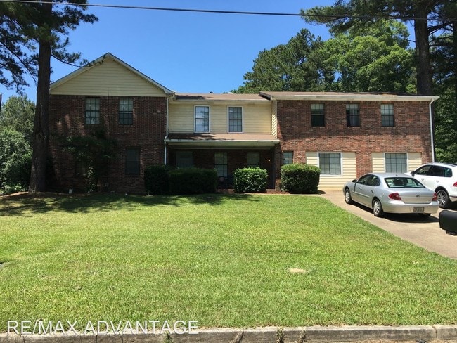 Building Photo - 2488 Robinhood Dr