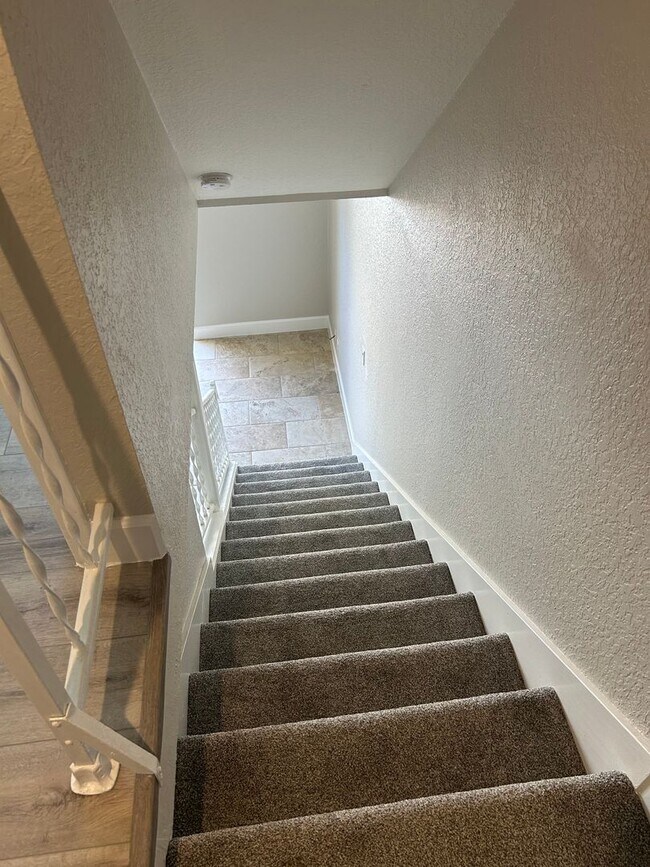 Building Photo - Remodeled Beachside Townhome-Steps from the Beach