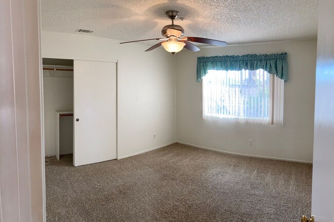 Building Photo - Spacious 2 Bedroom home with attached gara...