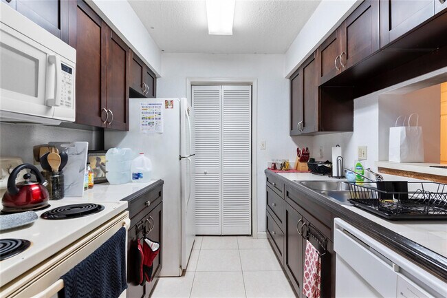 Building Photo - 755 Riverside Dr