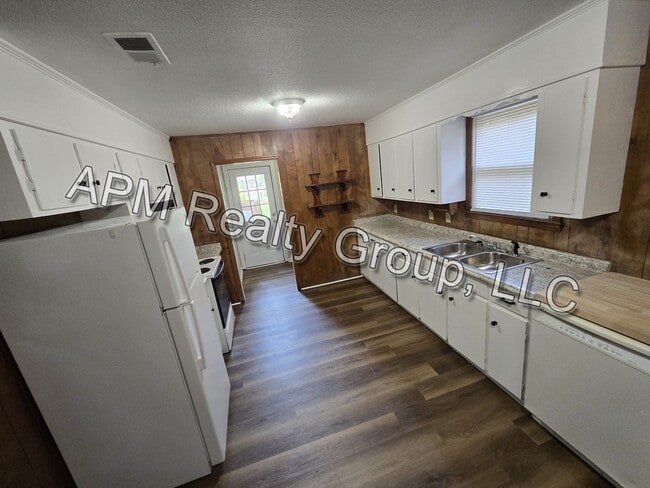 Building Photo - Recently renovated house off Leesburg