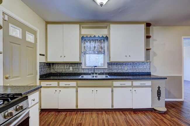 Building Photo - Stylish Home with Covered Deck & Easy I-44...