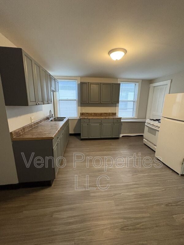 Building Photo - 1075 Park Ave