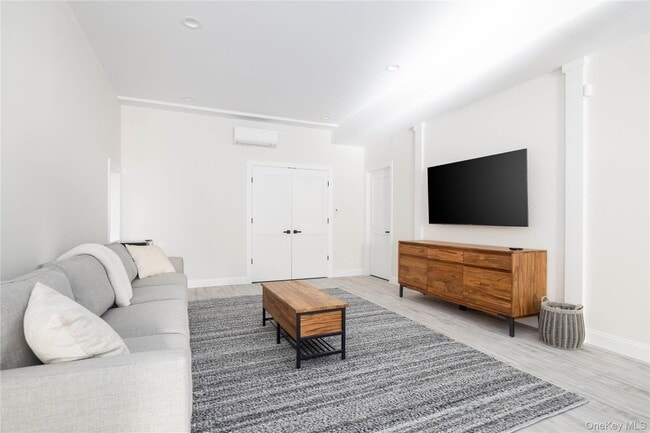 Building Photo - 242 Maple Ln