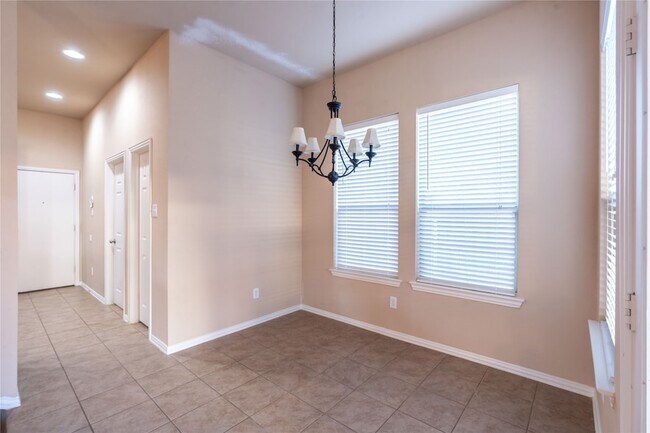 Building Photo - 2505 Vista Oaks Dr