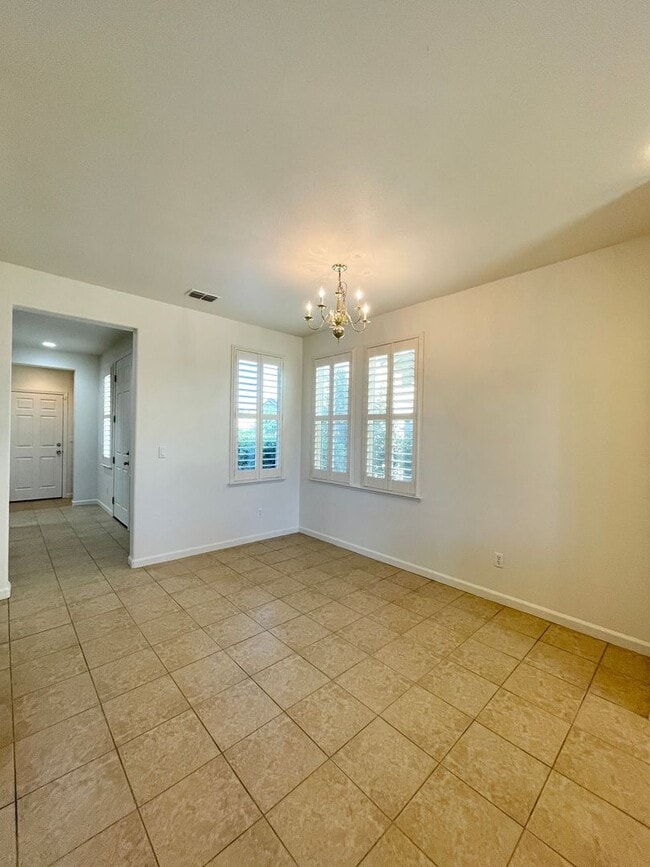 Building Photo - Great 3 bedroom 3 bath home