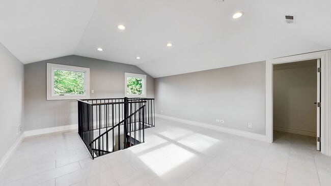 Building Photo - 2117 Wilmette Ave