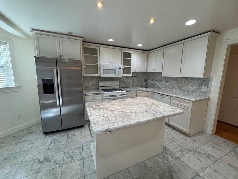 Building Photo - 2112 Santa Clara Ave