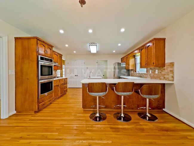 Building Photo - 4 Bedroom, 4.5 Bath Home in Heart of Hoover