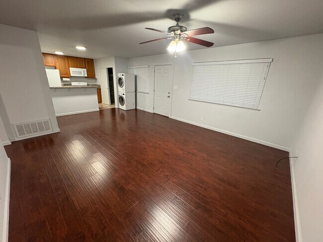 Building Photo - Rent Today! Available Charming 2 Bed 1 Bath in North Highlands Area!