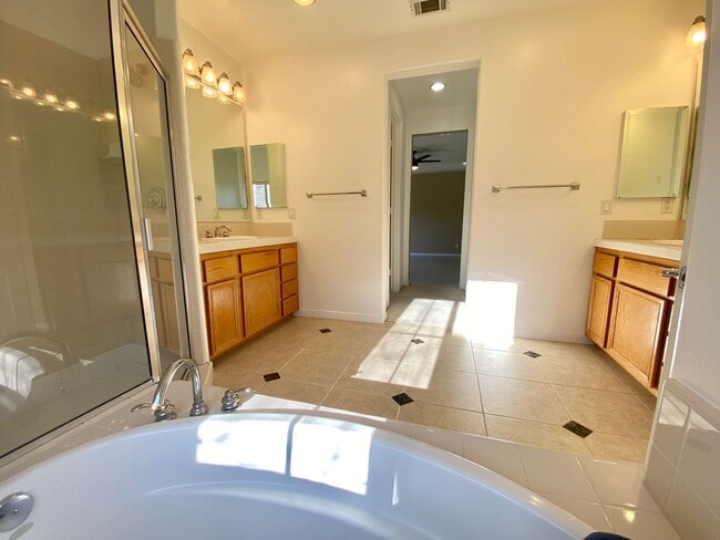 Building Photo - Spacious 4 bed 3 bath Newbury park home