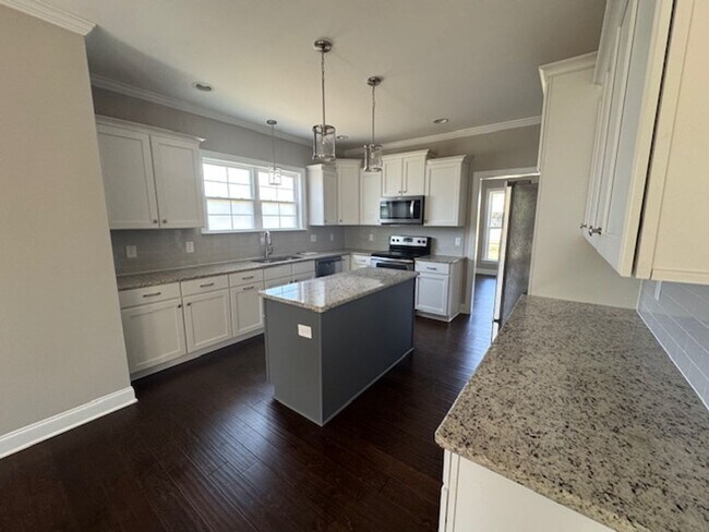 Building Photo - Like New and Move-in Ready!!