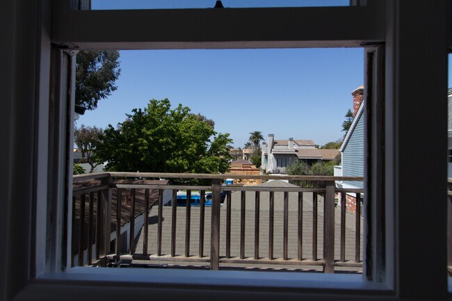 Building Photo - 502 Poinsettia Ave