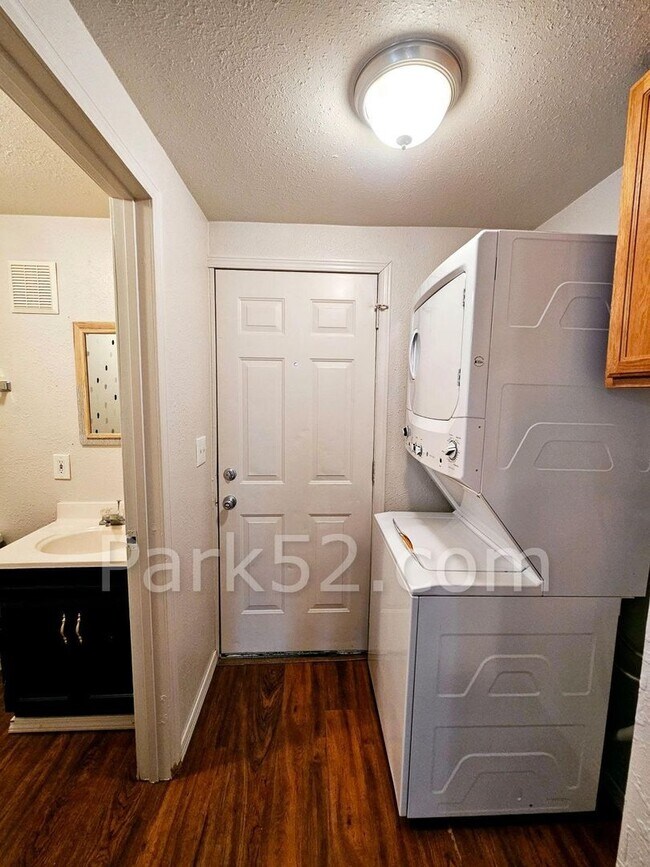 Building Photo - 3 Bedroom Tacoma Single Family Home- Pet Friendly!