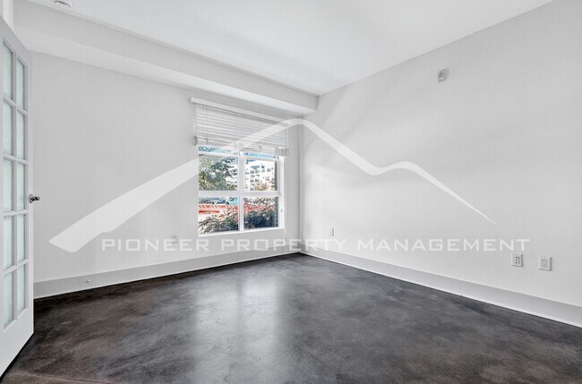 Building Photo - Stunning Condo with City Views and 2 Reser...