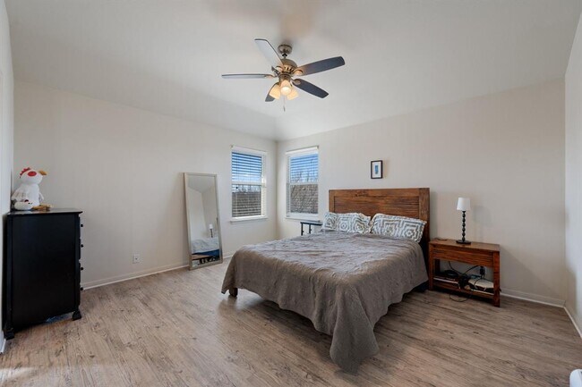 Building Photo - 2209 Nestlewood Dr