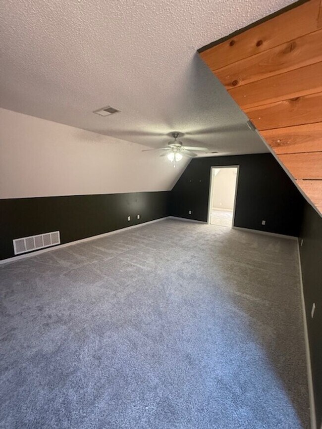 Building Photo - 3 bed 2 bath home with a large bonus room and an additional room that would be perfect for an off...