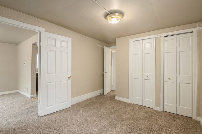 Building Photo - Single Family home, 2 Beds 1 Bath close to...
