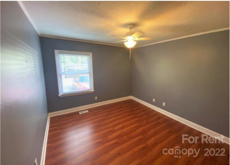 Building Photo - 718 E Maple Ave