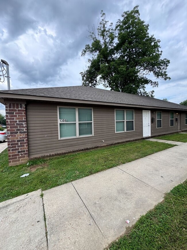 Primary Photo - 3 bed / 2 bath duplex Available Now