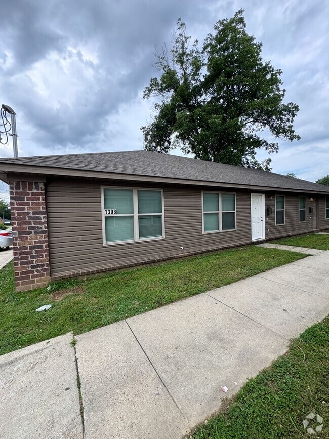 Building Photo - 3 bed / 2 bath duplex Available Now