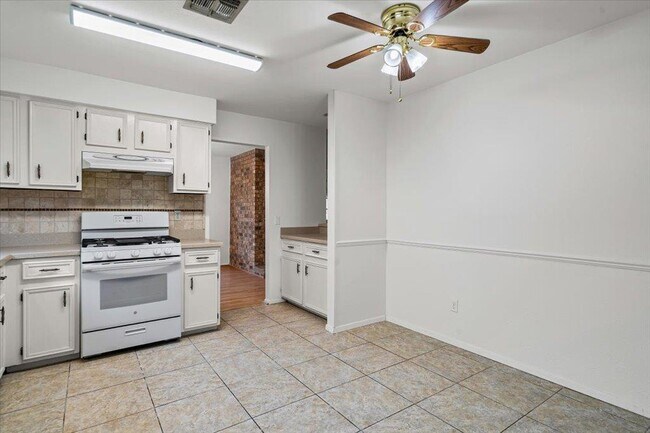 Building Photo - 1413 Gracy Dr