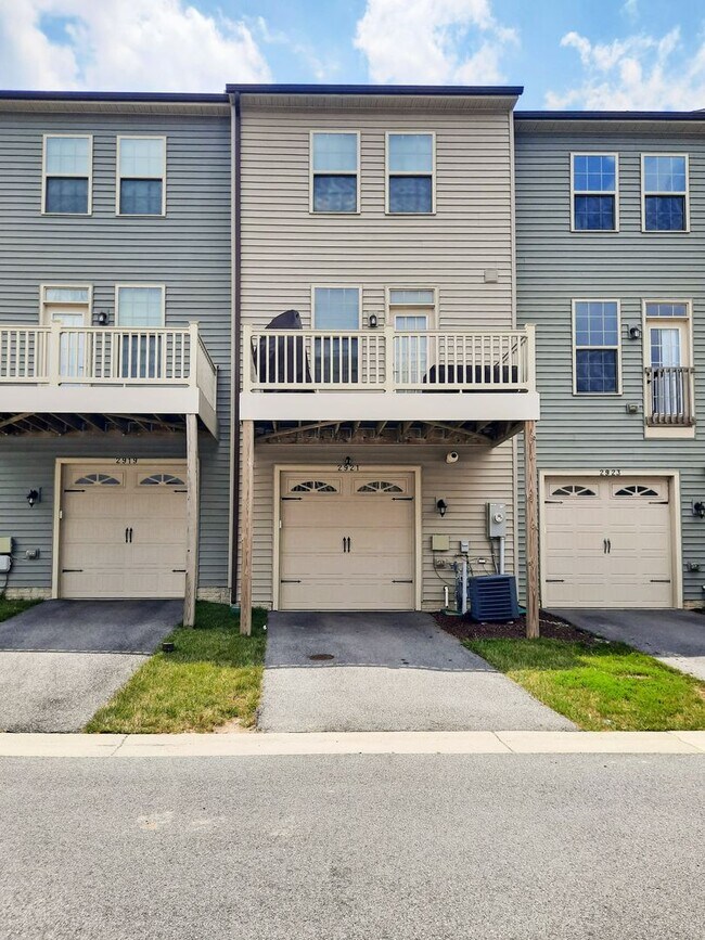 Building Photo - 3BR/3BA TH with Luxury Upgrades + Tesla Ch...