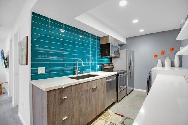 Building Photo - Stylish Ground-Floor Condo in Gated Palm S...