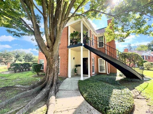 Building Photo - Beautifully Updated Three Bedroom Condo Ne...