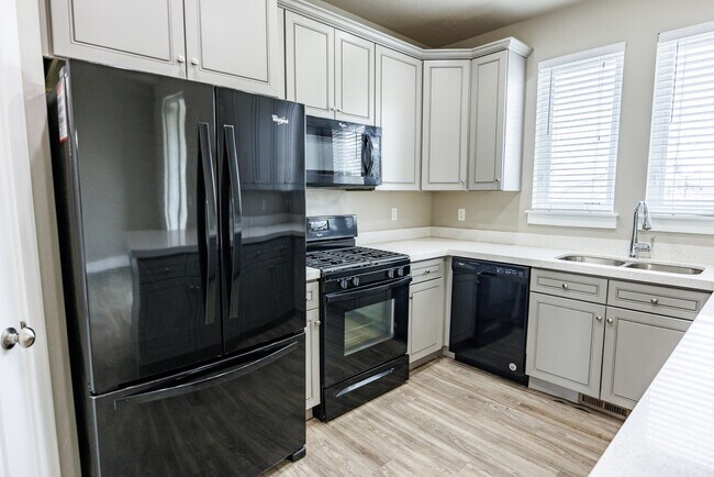 Building Photo - 972 S High Ridge Dr