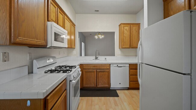Building Photo - 3 bed 2 bath in Green Valley!