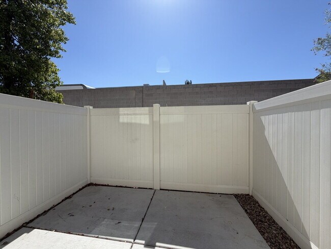 Building Photo - GATED 3 BED 3 BATH 2 CAR GARAGE TOWNHOUSE W/ BED AND BATH DOWNSTAIRS + LOFT & YARD. COMMUNITY FEA...