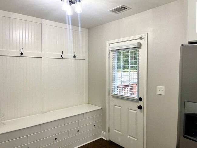 Building Photo - Welcome to this stunning 3-bedroom, 2-bath...