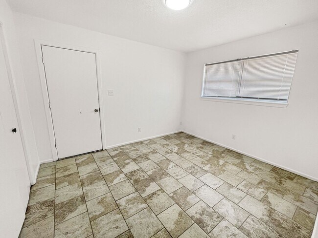 Building Photo - 2612-2614 East Sunset Circle