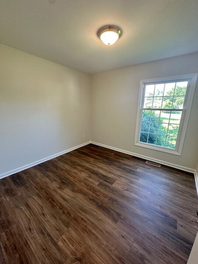 Building Photo - Centrally Located House