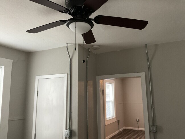Building Photo - Super Affordable 2 Bed/ 1 Bath