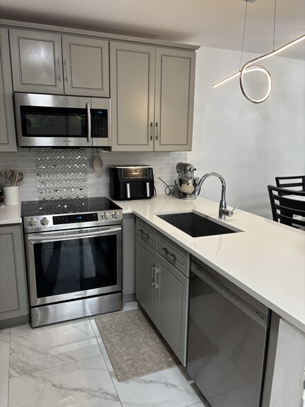 Building Photo - 1017 10th Way