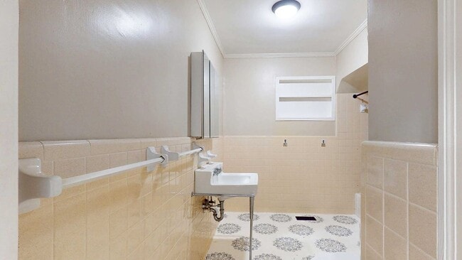 Building Photo - 1002 N Madison St