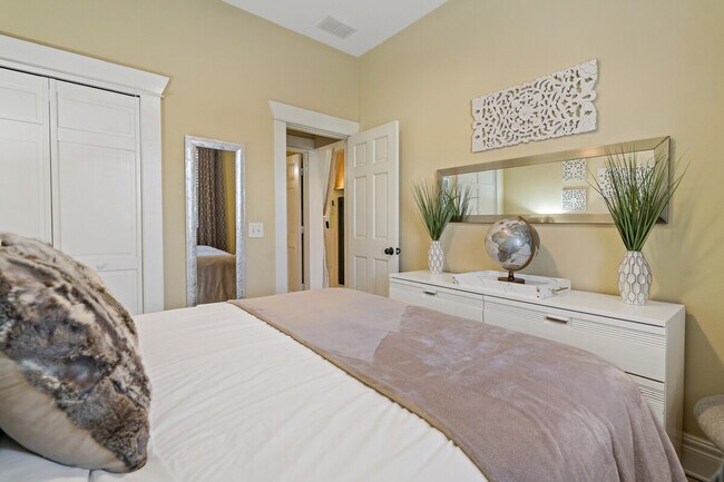 Building Photo - 611 S Orleans Ave