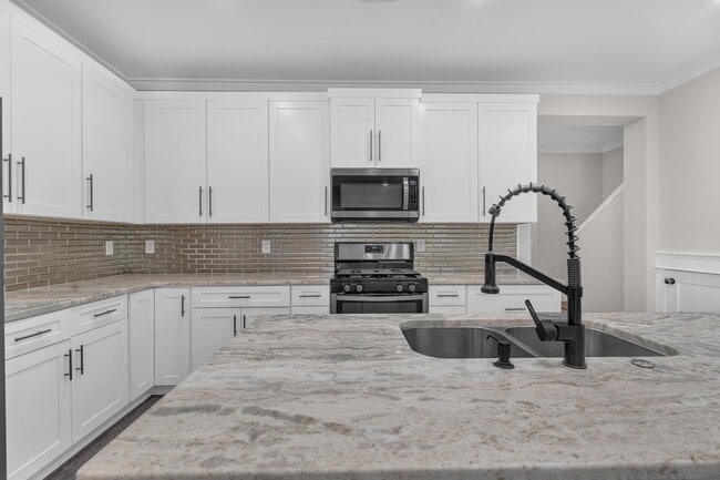 Building Photo - 2 2nd St