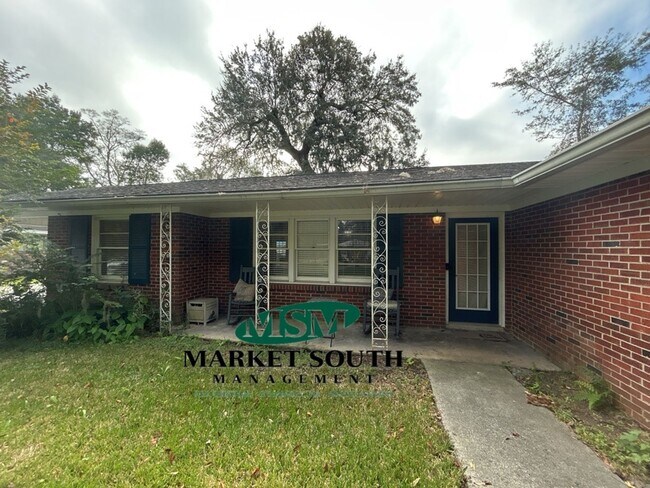 Building Photo - **APPLICATION PENDING!** Fully Furnished H...